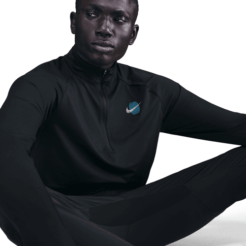 En person sidder på en hvid baggrund iført Nike Stride Dri-FIT 1/2-Zip Running Top for herrer i sort med en lille swoosh og planetgrafik på brystet.