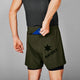En person i mørk ærmeløs skjorte og Saysky 2 in 1 Pace Shorts 5'', Herre, Green, med SAYSKY- og stjernelogo, putter en blå telefon i shortsens baglomme med lynlås.