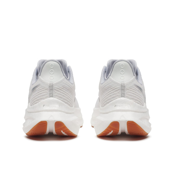 Et par Saucony Endorphin Speed 5 løbesko dame i White/Gum med overdel i mesh, lysegrå detaljer og orangebrun ydersål, vist bagfra på en hvid baggrund. Ideelle til tempoløb eller hverdagsbrug.