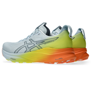 ASICS Gel-Kayano 32 Herre i Sky/Lemon Spark har en lyseblå overdel, sort Asics-logo og en sål med gradient fra gul til orange. Disse lave løbesko har synlig slidbane for pålideligt greb.