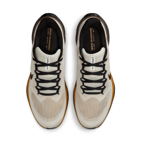 Et par Nike Pegasus 41 Herre løbesko i Soft Pearl/Velvet Brown-Desert Ochre, med hvid mesh-overdel, sorte snørebånd og brune detaljer på sålerne, vist oppefra og ned mod en hvid baggrund.