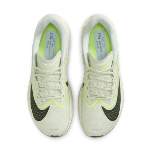 Et par Nike Zoom Fly 6 løbesko herre i Sea Glass/Sequoia-Ultralime-Phantom, vist ovenfra på en hvid baggrund. Funktionerne omfatter en responsiv mellemsål, hvide snørebånd, sorte detaljer og mesh-overdel med lysegule detaljer.