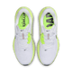 Et par Nike Structure Plus løbesko til mænd i White/Black-Pure Platinum-Volt med neongule detaljer og synlige logoer. Set ovenfra står der "structu" (til venstre) og "ROAD" (til højre) på indlægssålerne. ReactX-skumteknologi giver ekstra stabilitet.