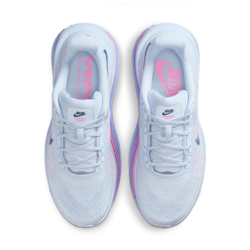 Et par Nike Vomero Premium løbesko dame i Blue Tint/Deep Royal Blue-Aluminum set ovenfra med mesh-overdel, hvide snørebånd, blå detaljer, synlig RUN-tekst på indlægssålerne og responsiv ZoomX-skumdæmpning.