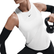 En person i en hvid Nike Dri-FIT Classic Tank Top (Dame, White/Black) og sorte ærmer holder en kettlebell, mens ansigtet er delvist ude af billedet. Den stilfulde top har det karakteristiske Nike-logo på brystet.