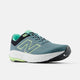 New Balance FreshFoam 860 v14 til mænd i Salt Water/Deep End/Afterglow har blågrøn og sort overdel, mintgrønne og neonfarvede detaljer, et stort N-logo og en hvid sål. Fresh Foam-mellemsål giver komfort. Vist på en almindelig hvid baggrund.