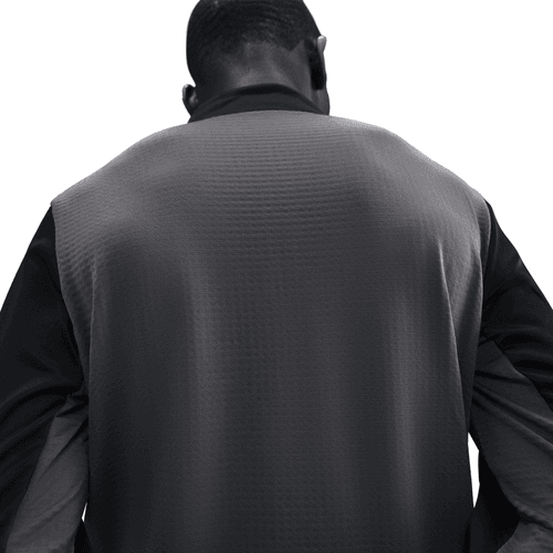 En person ses bagfra iført Nike Pacer Winterized 1/2-Zip Running Top til mænd i Anthracite/Black/Reflective Silver mod en almindelig hvid baggrund med hovedet let sænket.