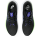 Top-down view af ASICS Gt-2000 14 herre løbesko i Black/Cobalt Burst, der viser størrelsesinfo og brandlogo på indersålen og tungen.