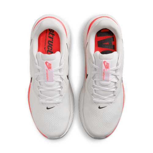 Et par Nike Structure 26 Herre løbesko i White/Black-Bright Crimson-Photon Dust, set ovenfra, med sorte swooshes på tæerne, koralfarvede detaljer på hælene og AIR-branding på de sorte indlægssåler.