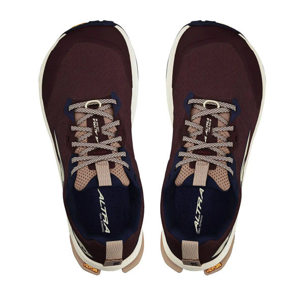 Et par Altra Lone Peak 9+ Dame-sko i rødbrun, set ovenfra, med beige og marineblå detaljer, beige snørebånd, mørke såler og Altra-logoet synligt på indersålen og tungen.