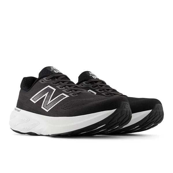 New Balance FreshFoam 880 v15, Herre, i Black/White/Reflection, har det ikoniske N-logo og hvide såler, vist vinklet på en hvid baggrund - ideel til komfort løbetræning.