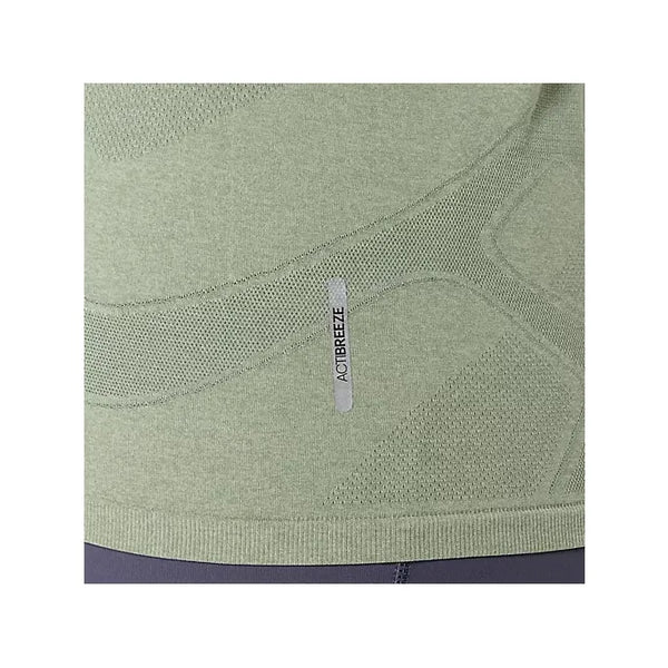 Nærbillede af Monument Blue/Whisper Green stof med strukturerede mønstre, mærket Road Seamless Ls Top fra Asics-åndbart træningstøj perfekt til komfortsøgende i en sømløs løbetop dame eller langærmet top.