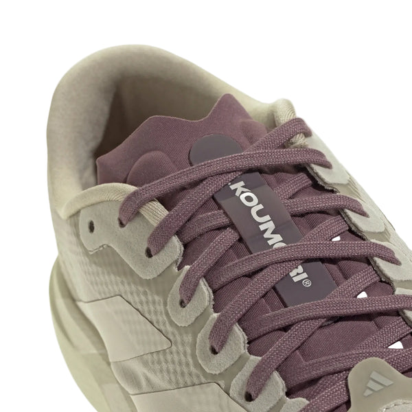 Nærbillede af Adidas Adizero Evo SL Wove "H.Koumori" løbesko til damer i Putgre/Alumin/Shafig, der viser lilla snørebånd, en struktureret overdel og KOUMORI-mærket tunge - ideel til tempotræning.