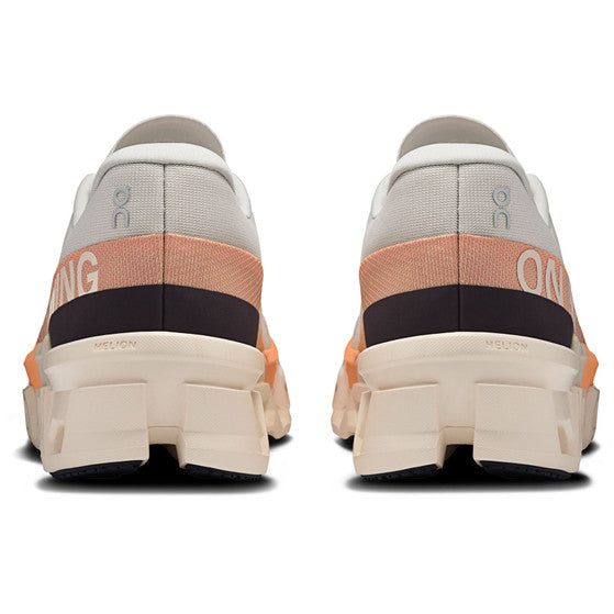 On Cloudmonster 2 Herre-sneakers i Glacier/Tangerine set bagfra, med chunky firkantede såler for maksimal komfort, designet som løbesko herre med ON-logo på hælen bagpå.