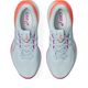Et par lyseblå Asics Gel-Cumulus 28 Dame løbesko i farven Sky/Sun Coral vises oppefra med orange og pink detaljer, mesh-overdel, hvide mellemsåler og lilla Asics-logoer på indersålerne.