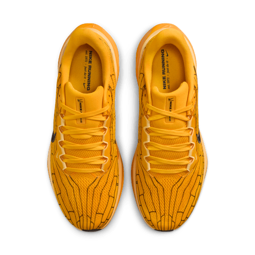 Ovenfor ses et par Nike Pegasus 41 herre i University Gold/Black-Soft Yellow med mesh-overdel med foret mønster, gule snørebånd, ReactX-mellemsål for komfort og indlægssåler med teksten "NIKE RUNNING".