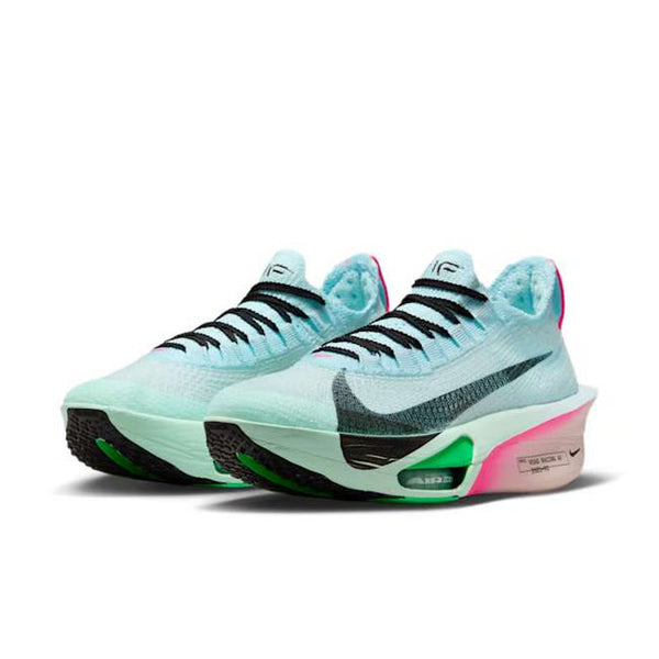 Et par Nike Alphafly Next% 3 Dame løbesko i Glacier Blue/Black-Mint Foam-Green Shock, med sorte swooshes og farverige mellemsåler, vist på en almindelig hvid baggrund.
