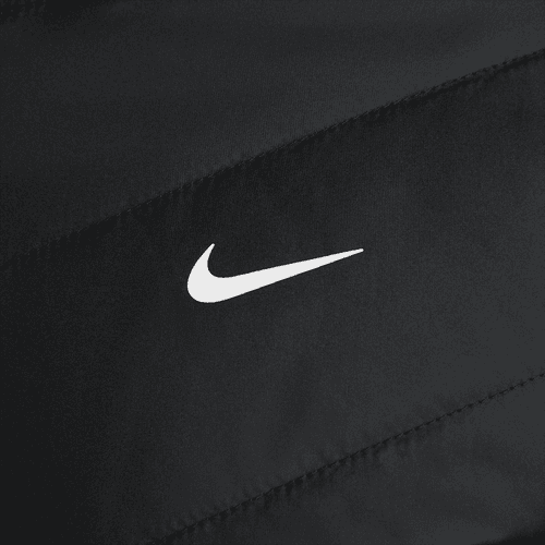 Nærbillede af det hvide Nike Swoosh-logo centreret på sort stof med synlige syninger på Nike Therma-FIT løbejakke til kvinder i Black/Reflective Silver.