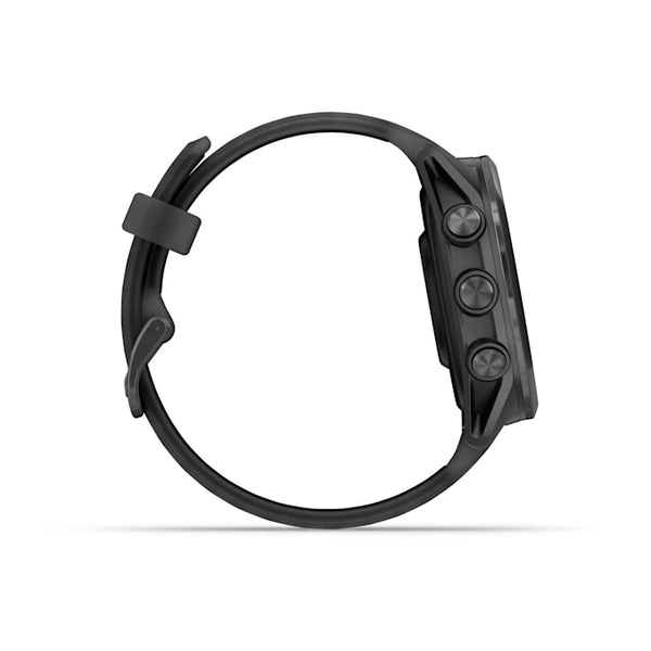 Garmin Forerunner 570 42 mm i Slate Grey Aluminium/Translucent Black set fra siden med tre knapper i højre side, avanceret GPS-sporing og et justerbart armbånd, vist på en almindelig hvid baggrund.