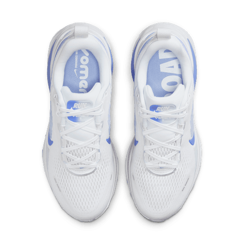 En top-down-visning af Nike Vomero 18 dame løbesko i White/Royal Pulse-Football Grey viser sneakers med blå accent og indlægssåler med "ROAD" og "WOMEN" i hvidt på blåt.