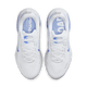 En top-down-visning af Nike Vomero 18 dame løbesko i White/Royal Pulse-Football Grey viser sneakers med blå accent og indlægssåler med "ROAD" og "WOMEN" i hvidt på blåt.