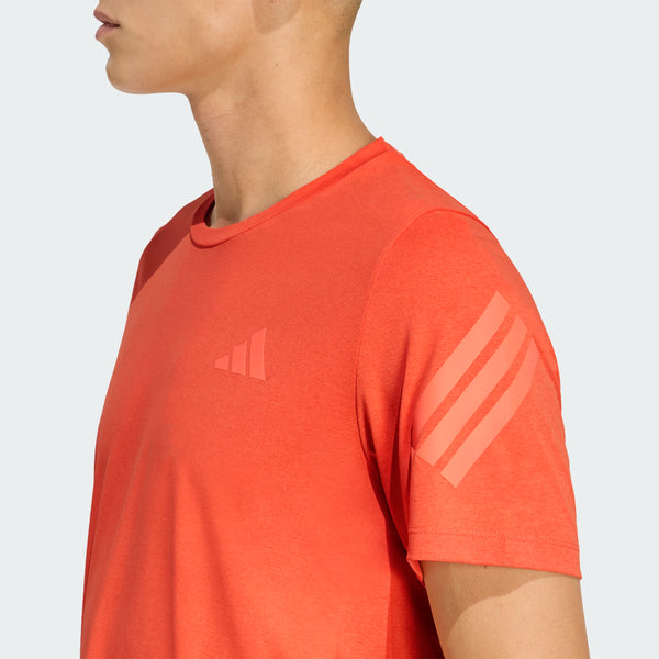 En mand i en knaldrød Adidas Adi365 Running Tee, Herre, Duor med et lille brystlogo og tre ærmestriber, vist fra halsen til midt på torsoen i sideprofil - perfekt til løbetræning.