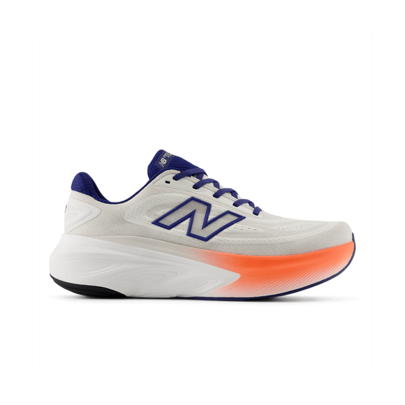 New Balance FreshFoam More v6 herre-løbesko i hvid med blå logo, snørebånd og mørkeblåt fór samt orange gradient på forsålen. Reflection/Blue Oyster/Tangerine Heat farvevalg. Maksimal komfort ved hvert skridt. Profilsbillede på hvid baggrund.