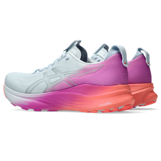 Et par Asics Gel-Kayano 32 Dame i Sky/Digital Sakura med lyseblå overdel, lysegrå logoer og rosa-orange mellemsåler med gradient. De har lilla hæl og tekstureret ydersål for ekstra stabilitet på hver løbetur.