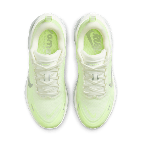 Et par Nike Vomero Plus dame løbesko i Sail/Metallic Silver-Barely Volt set ovenfra, med hvide snørebånd og pløs, synlige swoosh-logoer, et ReactX-mellemsål for komfort og trykt tekst plus branding på indersålerne.