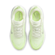 Et par Nike Vomero Plus dame løbesko i Sail/Metallic Silver-Barely Volt set ovenfra, med hvide snørebånd og pløs, synlige swoosh-logoer, et ReactX-mellemsål for komfort og trykt tekst plus branding på indersålerne.