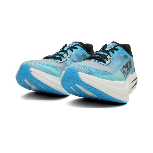 Et par Hoka Cielo X1 2.0 unisex-løbesko i Skyward Blue/Cielo Blue med sorte snørebånd, carbonplade-teknologi og et logo på siden, vist fra en lav vinkel foran på en hvid baggrund.