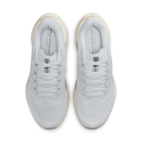 Et par Nike Pegasus 41 ESS dame løbesko i White/White-Chalk-Sea Glass ses ovenfra med overdel i mesh, snørebånd og råhvide såler på en lys baggrund.