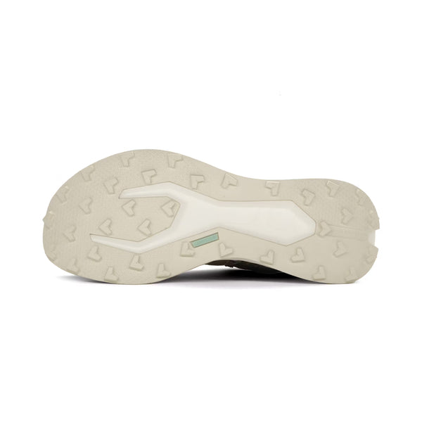 Billedet viser den beige sål på On Cloudultra Pro, Herre, Cinder/Pearl, der har et struktureret mønster med små hævede former og en central rille - udviklet til ultradistance trail performance.