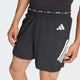 En person er iført sorte Adidas Adi365 Shorts, Herre med hvide striber og logoer og en elastisk linning med teksten "ADIDAS RUNNING". Kun underkroppen og lårene er synlige - ideelt til løb og fitness.