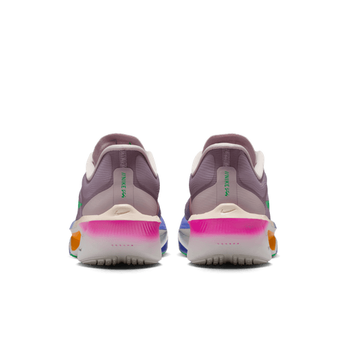 Et par Nike Zoom Fly 6 "Eliud Kipchoge" herresko i Silt Red/Green Shock-Persian Violet, vist bagfra med en lilla overdel, hvid sål, flerfarvede detaljer og mærke-logo på hælen.