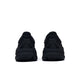 Et par Hoka Bondi 9, Dame, Black/Black løbesko ses bagfra mod en hvid baggrund. De har et lavt snit og teksturerede såler, ideelle som maksimalt dæmpede løbesko til dine løbeture.