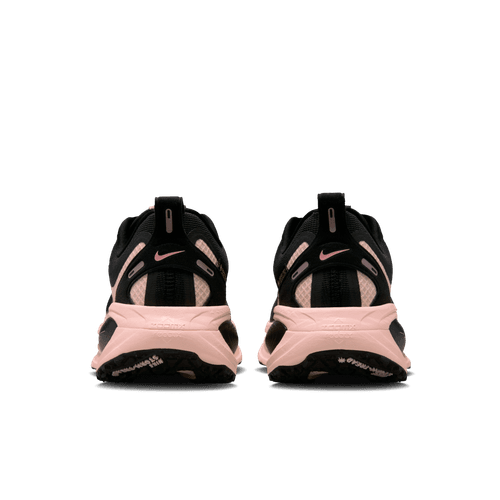 Et par Nike Vomero 18 Gore-Tex løbesko dame i Black/Black-Crimson Tint-Black vises bagfra, side om side på en hvid baggrund, med synlige slidbanemønstre, Nike-logoer på hælen og et vandafvisende løbesko-design.