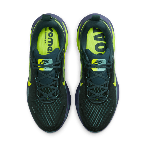 Et par Nike Vomero 18 løbesko herre i Seaweed/Volt-Cannon-Sanded Purple set ovenfra, med mesh-overdel, snørebånd og SOMA på neonfarvede indlægssåler - ideelle til fans, der ønsker Vomero 18-præstationer.