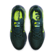 Et par Nike Vomero 18 løbesko herre i Seaweed/Volt-Cannon-Sanded Purple set ovenfra, med mesh-overdel, snørebånd og SOMA på neonfarvede indlægssåler - ideelle til fans, der ønsker Vomero 18-præstationer.