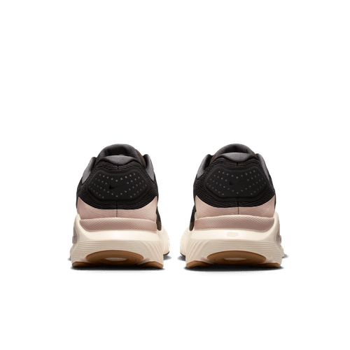 Et par Nike Structure 26 Herre-sneakers i Medium Ash/Black-College Grey set bagfra med stabilitet og løbesko på en ensfarvet lysegrå baggrund.