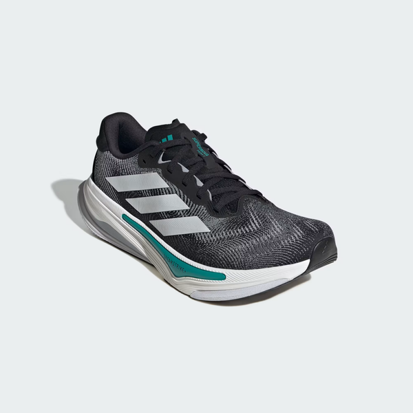 Adidas Supernova Prima 2 til herrer har et kernesort og gråt design med skyhvide striber, ren blågrøn sål og sorte snørebånd, der vises på en almindelig lysegrå baggrund.