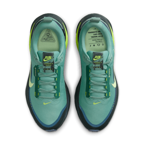 Ovenfor ses et par Nike Vomero 18 Gore-Tex herre løbesko i Seaweed/Barely Volt-Cannon-Volt med "RUN" på tungen, lysegrønne swooshes og mørke såler-vandafvisende til alle vejrforhold.