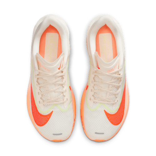 Et par Nike Zoom Fly 6 Dame løbesko i Pale Ivory/Hyper Crimson med hvid mesh-lignende overdel, orange og neongule detaljer, hvide snørebånd og en responsiv kulfiberplade for forbedret performance, set fra oven.