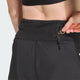 En person lægger en nøgle i den lille lynlåslomme i linningen på Adidas Adi365 Shorts, Dame, Black - og fremhæver det praktiske design, der gør disse shorts ideelle til træningsshorts damer.