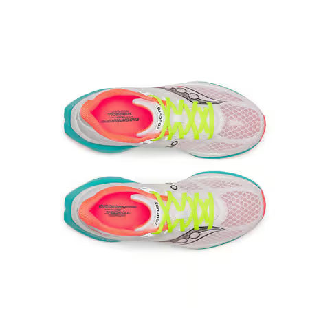 Saucony Endorphin Speed 5 Dame i White/Mutant har en overdel i hvid mesh med blågrønne såler, pink og orange inderforing og synlig branding på indersålerne og siderne, vist ovenfra på en almindelig hvid baggrund.