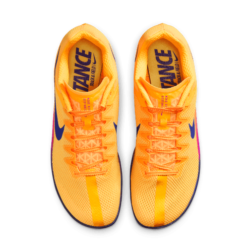 Et par Nike Zoom Rival Distance Herre løbesko i Citron Pulse/Indigo Burst-Hyper Violet, vist ovenfra på en hvid baggrund. På indlægssålerne står der DISTANCE, perfekt løbesko til mellem- og langdistanceløb.