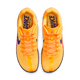 Et par Nike Zoom Rival Distance Herre løbesko i Citron Pulse/Indigo Burst-Hyper Violet, vist ovenfra på en hvid baggrund. På indlægssålerne står der DISTANCE, perfekt løbesko til mellem- og langdistanceløb.