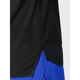 Nærbillede af den nederste halvdel af New Balance Race Day Ultra Light Singlet, Herre, sort med små perforeringer og slids i siden, sammen med lyseblå perforerede sportsshorts - perfekt til løbsdagen.