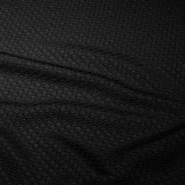 Nærbillede af Saysky Mesh Base Layer Long Sleeve (Unisex, sort) med et subtilt cirkulært prikmønster og diagonale folder. Lyset fremhæver det strukturerede, åndbare design - perfekt til løb eller som langærmet basislag.