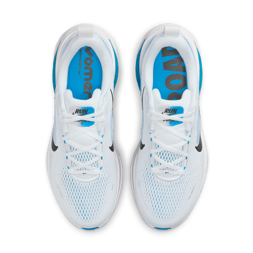 Topbillede af Nike Vomero 18 herre løbesko i White/Black-Blue Hero med sorte swooshes, blåt inderfor, mesh-overdel og "RUN"- og "ROAD"-indlægssåler, der fremhæver stødabsorbering for komfortable løb.